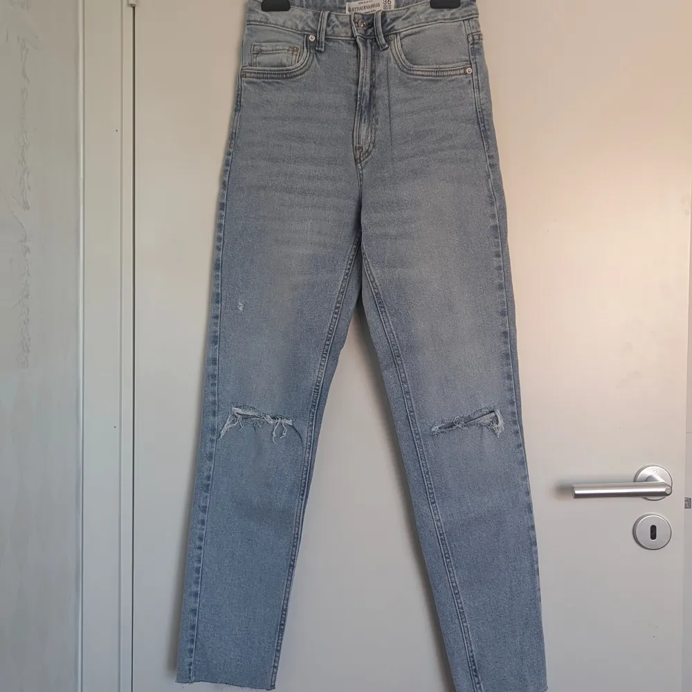 Jeans från märket Stradivarius Tall, köpta på Asos i slutet av förra sommaren. Använda en gång, säljes nu pga för liten storlek.  Ankellängd (modellen gjord för personer som är 175 cm och längre) . Jeans & Byxor.