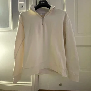 Zara half zip  - Säljer en half zip tröja från zara Typ helt ny normal i storleken skick 9/10