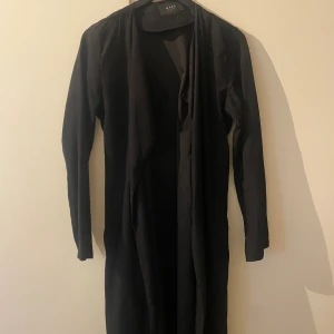 Trenchcoat  - Säljer denna oanvända trenchot ifrån Vila i storlek M