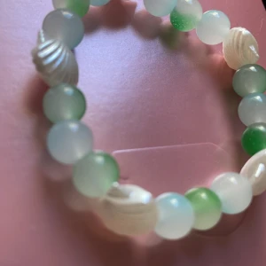 💚💙🐚 - Egengjord armban🌟Alla går att få i speciella storlekar vid intresse men alla Är gjorda på stretchig tråd så passar dom flesta 💜