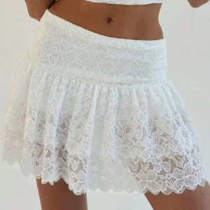 Kjol - Vit kort spetskjol med inbyggda shorts i storlek xs🤍✨