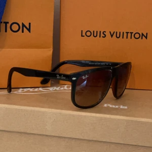 Rayban boyfriend - Tja! Säljer dessa feta rayban boyfriend inför sommaren, Riktigt feta!! Nypris: 1500kr Mitt pris: 299kr  Kan gå ner vid snabb affär. Har gått sönder där fram, Skriv DM ifall ni vill ha fler bilder eller ifall ni har frågor! 🙌 