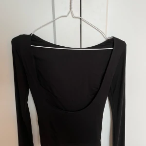 Tröja ginatricot - Rygglös tröja från Ginatricot, storlek ca, bra skick, använd 2 gånger. Priset är inte fast utan diskuterar. Kontakta mig om ni har mer frågor. 💗