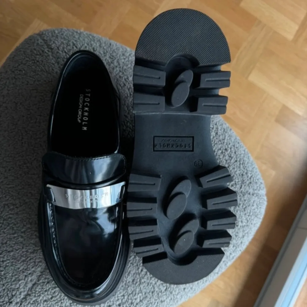 Chunky loafers från Stockholm design group.  Helt nya, har bara testat dem.  Nypris 1699kr Storlek 39 Kan postas, annars finns de att hämta i Sundbyberg. . Skor.