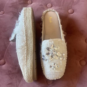 Sommarskor  - Fina sommarskor, använda två gånger då dom tyvärr va för små