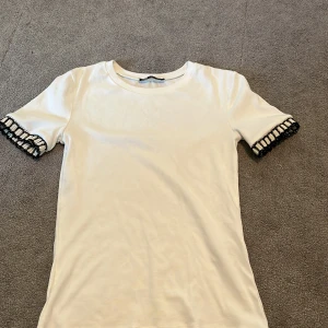 Zara topp - En töja från zara med glitter arm.💗💗