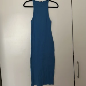 Sommarklänning  - Himmelsblå klänning från Zara, köpt för 199 använd ett fåtal gånger (MAX 4), säljer för 69 men kan diskutera pris vid snabb affär💗 Storlek M men passar även S