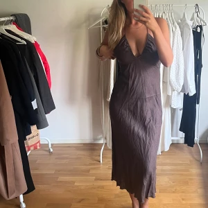 Sommarklänning - Klänning från &otherstories i linne. Nypris 890 kr, säljs inte i denna färg mer. 