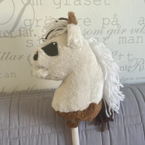 Säljer denna söta käpphäst då jag har tappat motivation för käpphästar💝 - Superbra skick, käpp följer int med,heter kinder men namn får man bestämma själv💗