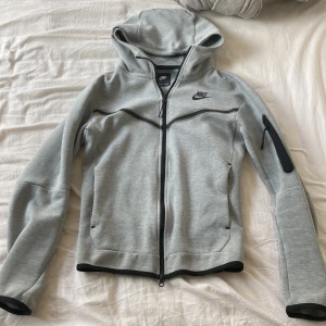 Nike tech kofta - Säljer en Nike tech fleece i bra skick. Inga defekter alls inte använd särskilt mycket, storlek XS. Hör av dig vid frågor😁
