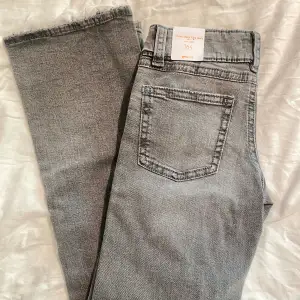Lågmidjade grå jeans från Gina♡ Oanvända med lapp kvar♡ Frågor? Kontakta mig, svarar snabbt♡ 