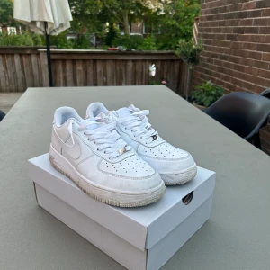 AIR FORCES - Helt okej skick. säljer den billigt så detta är ett riktigt kap. Allt som behövs göras är att tvätta sen ser dem riktigt fräscha ut inför sommaren. Creese skydd följs med om det önskas