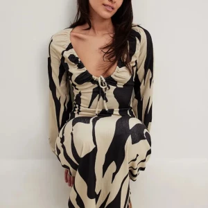 Klännig - Världens finaste klänning från NAKD i storlek XS (stretchigt material och justerbar framtill) använd en gång! Tycker denna förtjänar att bo någonstans där den kommer användas mer än vad den kommer göra hos mig🫶🏻 var beredd på att få komplimanger😉