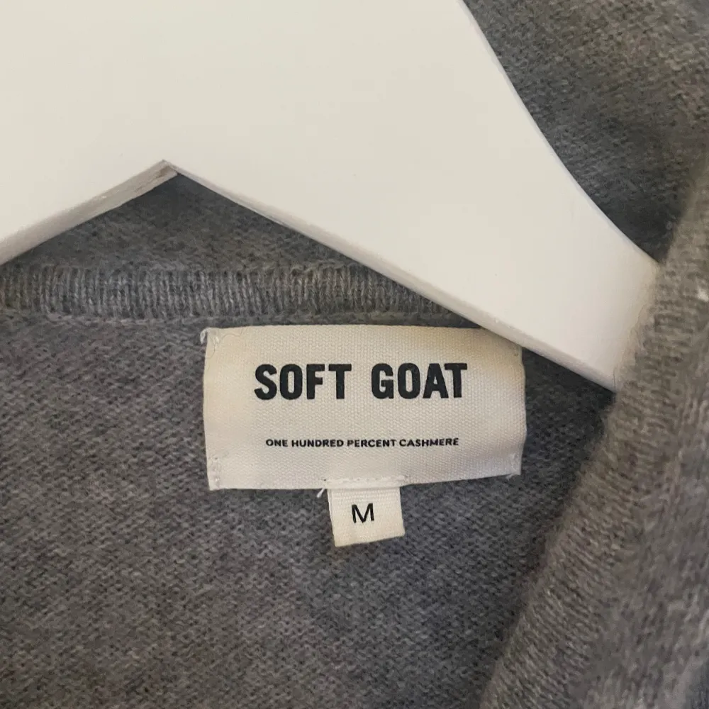 Säljer nu en riktigt fräsch spft goat cashmere hoodie i riktigt bra skick utan några som helst deffekter, hör gärna av er vid frågor eller funderingar!. Hoodies.