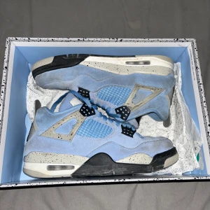 Jordan 4 university blue - Feta Jordan 4s som är i 8-10 skick,ny pris 6000 kan även byta mot något 🙌