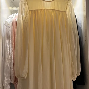 Vit klänning  - Vit klänning från NA-KD. Använd 1 gång. Storlek 34. Säljer för 100kr