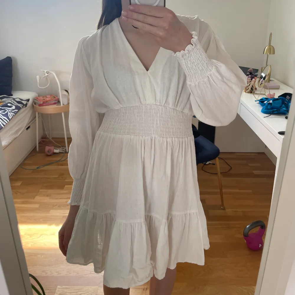 Snygg sommarklänning som passar bra till både midsommar och skolavslutning, den första bilden är lånad, andra är min, klänningen är i M men passar också s❣️. Mekot.