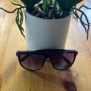 Identiska Solglasögon - Ray Ban Boyfriend  - De här glasögonen är identiska med Ray Ban Boyfriend och ser nästan exakt likadan ut. De ligger på ett lågt pris nu och kommer förmodligen höjas lite senare så passa på nu och köp dom här fina solglasögonen inför sommarn. Inte många kvar så skynda!!