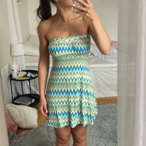 Missoni mönstrad bandeau klänning - Åker inte ner, stretchigt tyg med superfina glitterdetaljer. Står ingen storlek men passar xxs-s!💗