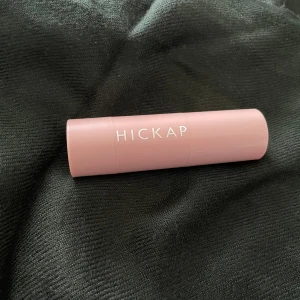 Hickap The Wonder Stick Bronze & Contour Hot Chocolate - Säljer pga fel färg, hot chocolate Endast swatchad på handen annars helt ny Nypris: 219kr