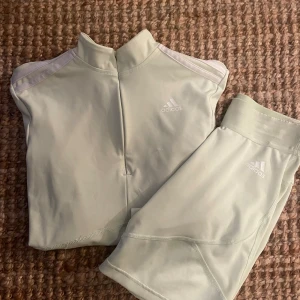 Adidas träningsset  - Adidas träningsset med cykelbyxa och topp till i snygg limegrön tröjan i s och byxorna i xs