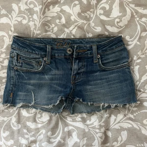 Låga jeans shorts - Dessa är från fishbone och är lågt skurna! W24