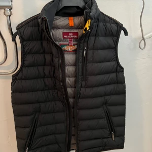 Svart äkta parajumper väst  - Köpt förra sommaren för 3900 på kidsbrandstore, de finns en liiiiten vit fläck på ryggen, också barnmodell så därför stl L men passar en xs och S med🥰