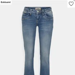 Superfina ltb jeans i modellen ”valerie”, tyvärr för stora annars hade jag behållt💕(Inte jag på bilderna utan hon jag köpte de av, hon har aldrig använt dem)