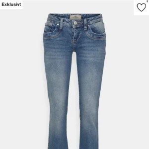 Ltb jeans - Superfina ltb jeans i modellen ”valerie”, tyvärr för stora annars hade jag behållt💕(Inte jag på bilderna utan hon jag köpte de av, hon har aldrig använt dem)