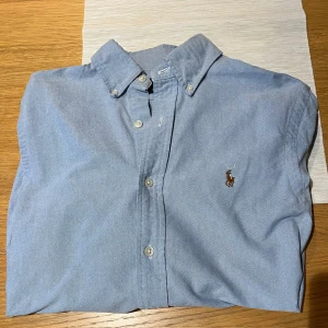 Oxfordskjorta Ralph Lauren blå (S) - Klassisk blå Oxfordskjorta från Ralph Lauren.  Storlek S   Använd men väl omhändertagen!