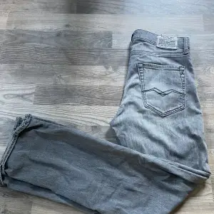 Replay jeans Nästan aldrig använda Modell: Thad Storleken är 164 men är väldigt långa så skulle säga att dem passar 29/30 