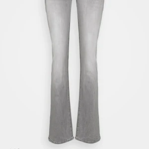 Gråa Ltb - Ltb jeans i bra skick säljer eftersom att jag tycker dem sitter lite kort på mig,skriv för flera bilder 💞💞