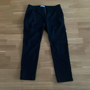 Dondup byxor  - Detta är ett par Dondup kostymbyxor som är i väldig bra skick. De är använda Max 5ggr av mig. De är i storlek 29