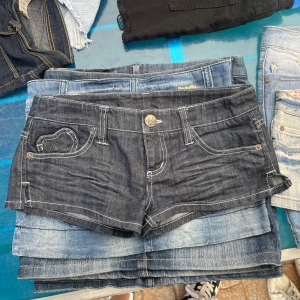Jeansshorts  - Superrr snygga lågmidjade shorts säljer pga jag inte gillar så korta shorts MEN jag tycker alla passar jättebra i det🩷(kan diskuteras om priset)❤️❤️