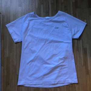 ICIW vit tränings tröja - Väldigt stretchig material passar M och mindre, pris kan diskuteras ❤️