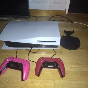 Ps5 Två dosor,rosa röd,  825 GB Sladdar ingår 