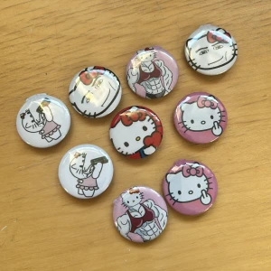 Hello Kitty pins  - Hello Kitty pins 15kr styck. Några är lite defekta och kostar därmed 10kr styck. Frakt 18kr via brev eller frakt genom Plick. Tveka inte att höra av dig om du har några frågor :)