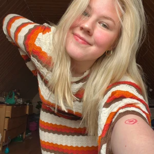 Klänning - Säljer denna otroligt fina stickade klänningen. Så himla himla fin och perfekt till sommaren och även hösten.  Köptes på nakd för 699 kr.  Finns ej kvar att köpa mer så kommer att sälja för samma pris dvs 699 kr då den knappt är använd heller 💛🧡💛🧡🤎