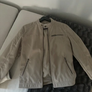 Storlek S - Beige Jacka. Skick 9/10