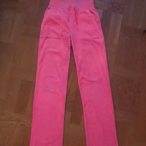 Rosa juicy byxor - Säljer pga att dom tyvärr är lite för stora. Ända defekten är att ena snöret är trasigt💗 