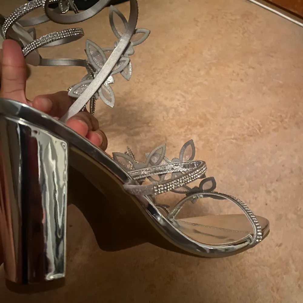 Butterfly heals med jätte bra skick, har tyvärr inte använt klackarna eftersom de var för små. Vill inte lämna tillbaka de utan sälja ist för nån som letar efter dessa klackar för billigt pris!. Kengät.