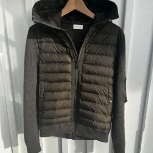 Moncler cardigan - Säljer denna moncler cardigan, skick som ny den har inga synliga deffekter eller liknande. Skriv vid minsta fundering