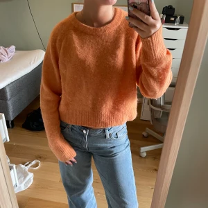 Orange stickad tröja - Orange stickad tröja från Carin Wester. 