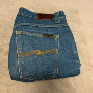 Snygga Nudie jeans i den populära modellen Grim Tim | Skicket är välldigt bra utan defekter | storleken är 33/32