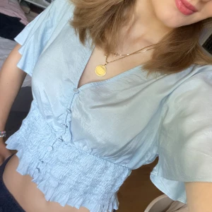 Ljusblå och ljusgrön söt sommartopp - Jättesöta luftiga sommartoppar i ljusblått och ljusgrönt! Endast provat men tyvärr utan lapp. Jag säljer för att de var lite för små på mig. Var för sig är de 40kr men du kan få båda för 70! 