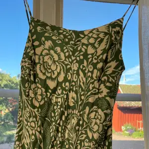 Grön klänning från zara knappt använd