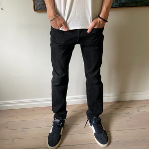 JacknJones jeans - Tja säljer nu dessa najs jeans från Jack n Jones! Modellen på jeansen är comfort och han på bilden är 182! Skriv vid frågor/funderingar!