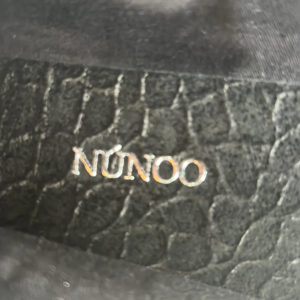 Säljer denna as coola Nunoo väska som är i jättebra skick. Nypris: 1200kr . Väskor.