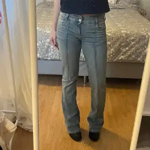 Jätte fina jeans från bershka! (Inte mina bilder) köpte nyligen dessa från en annan tjej här på plick men som är tyvärr för stora för mig🤍 inga defekter, de är i nyskick!🤍