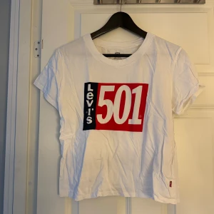 Levis  - Vit T-shirt i storlek L. Är en crop top men gick då upp en storlek så skulle säga att en s och m skulle passa denna snygga T-shirt.  
